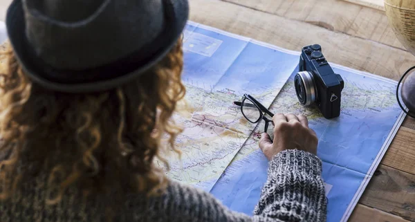 Ricci Bionda Donna Pianificazione Prossima Destinazione Viaggio Sulla Mappa — Foto Stock