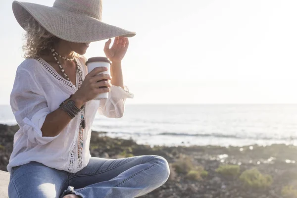Femeie Pălărie Așezată Cafea Fundalul Mării — Fotografie, imagine de stoc