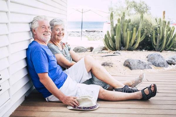 Glückliches Seniorenpaar Lachte Sommertag Umarmt — Stockfoto