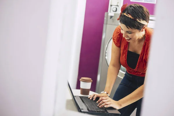 Kaukasische Jongedame Met Behulp Van Zakboekje Computer Bij Wasserij Mat — Stockfoto