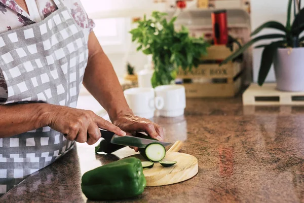 Mujer Mayor Cortando Verduras Cocina Casa —  Fotos de Stock