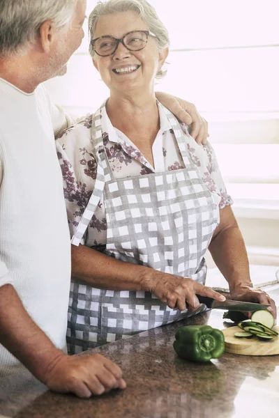 Alegre Casal Idosos Casa Trabalhando Juntos Cozinha Corte Legumes Frescos — Fotografia de Stock