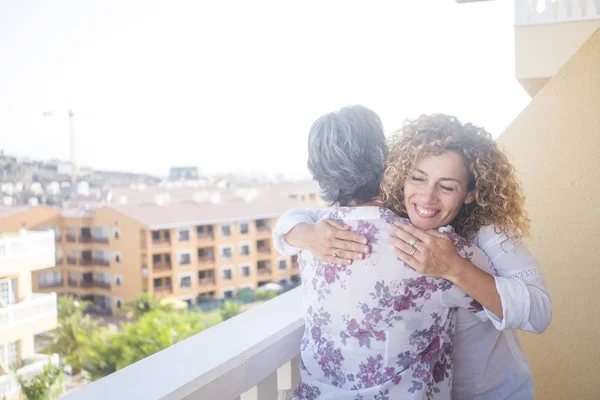 Mère Fille Étreignant Ensemble Sur Terrasse — Photo