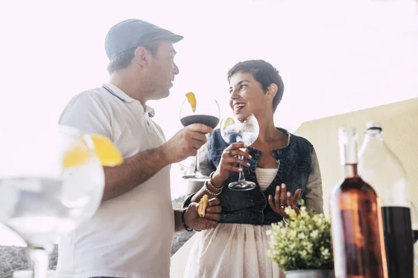 Vuxna Par Njuta Och Leende Tillsammans Utomhus Med Stora Cocktailglas — Stockfoto