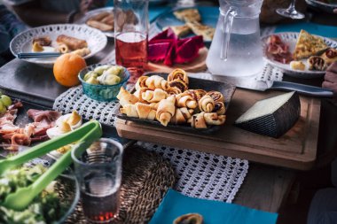 Tablo ayarı farklı yiyecek ve içecek ile