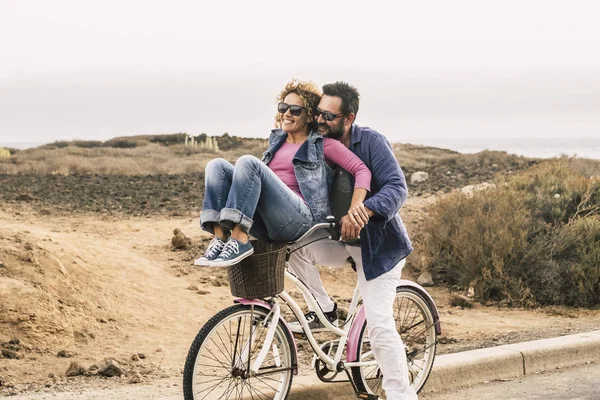 Couple Heureux Équitation Amuser Avec Vélo Plein Air — Photo