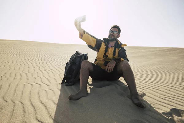 Man Traveler Taking Selfie Smartphone Desert Background — Stock Photo, Image