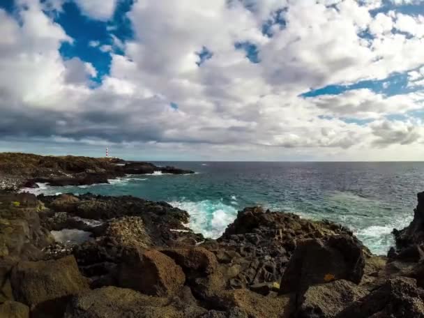 Tidsfördröjning För Havsstranden Med Fyr Och Båtar Som Flyter Havet — Stockvideo