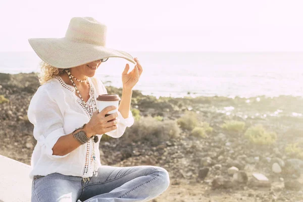 Zomervakantie Vakantie Reizen Mensen Concept Lachende Vrouw Met Zonnehoed Strand — Stockfoto