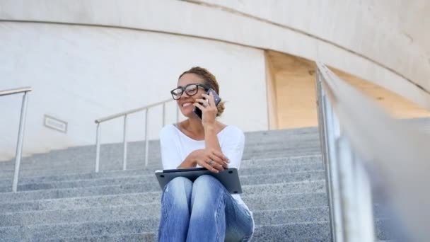 Empresária Usando Computador Usando Smartphone Enquanto Sentado Escadas — Vídeo de Stock