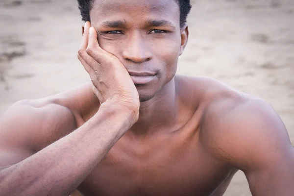 Millenario Giovane Solitario Nero Razza Uomo Africano Con Bella Faccia — Foto Stock