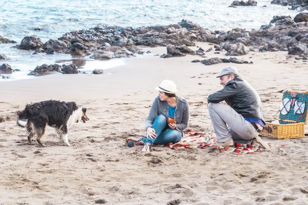 Пара Сидя Собакой Наслаждаясь Пляже Дневное Время — стоковое фото