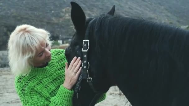 Liebe Zwischen Trendiger Blonder Moderner Frau Mit Grünem Pullover Und — Stockvideo