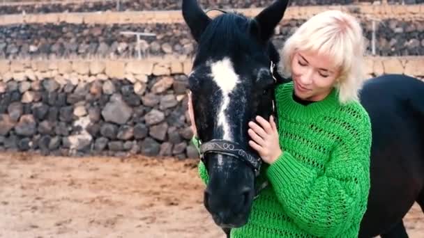 Liefde Romantisch Tafereel Met Mooie Blonde Vrouw Zwart Paard Openlucht — Stockvideo