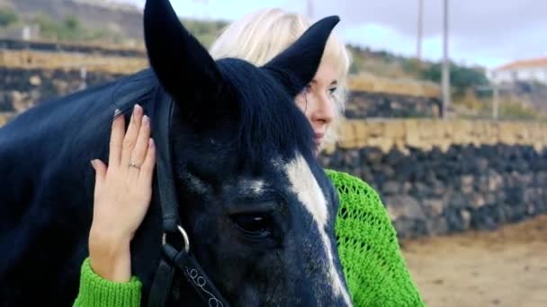 Amore Scena Romantica Con Bella Donna Bionda Cavallo Nero Attività — Video Stock