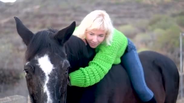 Αγάπη Και Ρομαντική Σκηνή Όμορφη Ξανθιά Γυναίκα Και Μαύρο Άλογο — Αρχείο Βίντεο