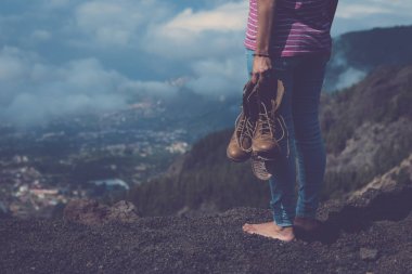 Seyahat ve seyahat tutkusu dünyayı keşfetmek ve dünyayı keşfetmek alternatif tatil için manzaralı bir yer ya da milenyum hayat tarzı konsept imajı ile kırık bir ayakkabıyla ayakta duran bir kız