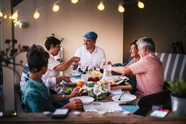 Diner Tijd Vriendschap Met Verschillende Leeftijden Mensen Allemaal Samen Plezier — Stockfoto