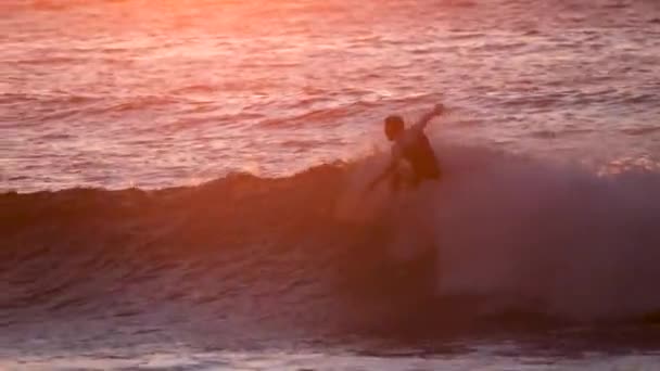 Zobacz Surfer Unoszące Się Fale Morza Tle Zachodu Słońca — Wideo stockowe