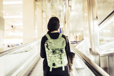 Havaalanında ya da tren istasyonunda sırt çantasıyla yürüyen genç bir gezgin kız. Turist kavramı. İnsanlar dünyayı keşfetmeye bayılıyor. Her zaman her yerde hareket ediyorlar.