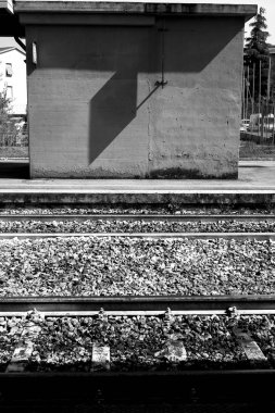 bir tren istasyonunun siyah beyaz fotoğrafı