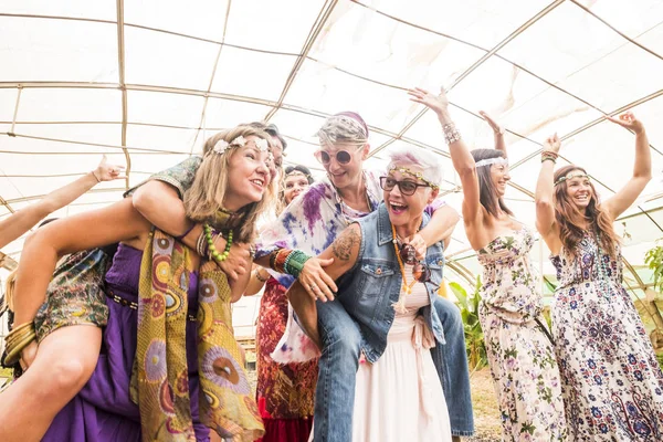 Gekkenwerk Geluk Voor Millennial Senior Vrouwen Mensen Samen Vieren Openlucht — Stockfoto