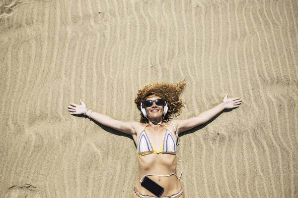 Beautiful Middle Age Tourist Woman Enjoy Warm Sand Summer Days — Stock Photo, Image