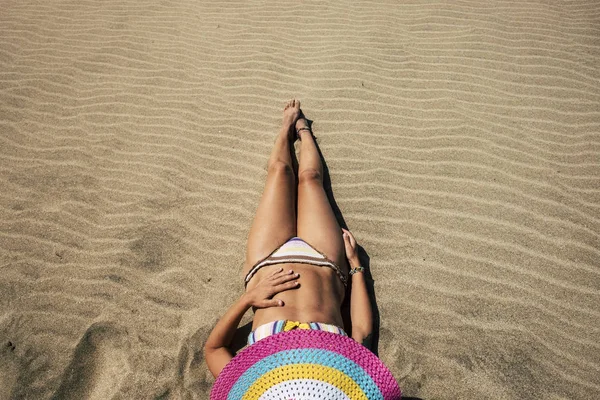 Femeie Pălărie Colorată Relaxare Plajă Timpul Sărbătorilor — Fotografie, imagine de stoc