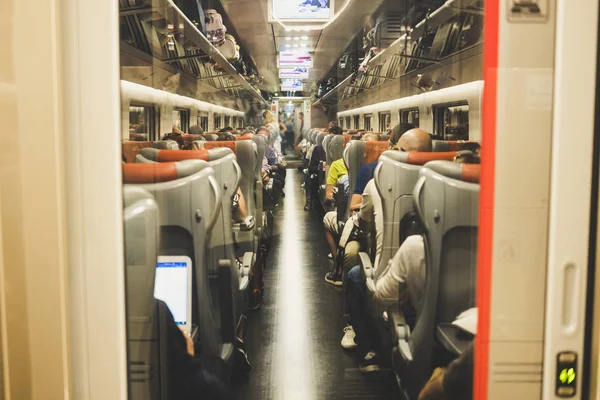 Множество Людей Садятся Поезд Метро Отправляясь Работу Отпуск Современный Беспроводной — стоковое фото