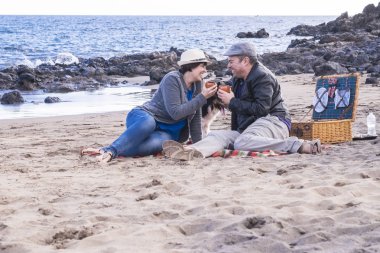 köpekle otururken ve kumsalda gündüz zevk çift