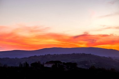 renkli günbatımı sırasında Toskana görünümü