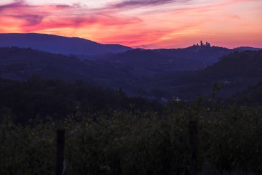 renkli günbatımı sırasında Toskana görünümü