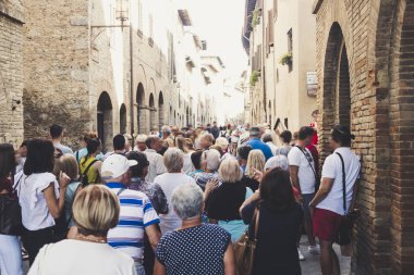 San Gimignano Siena yakınındaki sokakta birlikte yürümek turist insan kalabalığı