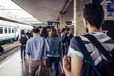 Milano Merkez Tren İstasyonu içinde insan kalabalığı 