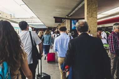 Milano Merkez Tren İstasyonu içinde insan kalabalığı 