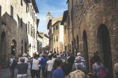 San Gimignano Siena yakınındaki sokakta birlikte yürümek turist insan kalabalığı