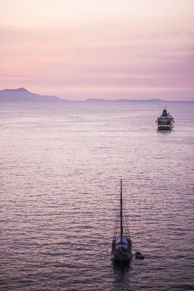 Turistické Výletní Lodě Plovoucí Moři Růžové Barvy Západu Slunce Pozadí — Stock fotografie