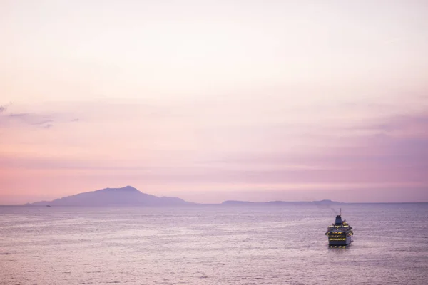 Touristische Kreuzfahrtschiff Schwimmt Meer Auf Rosafarbenen Sonnenuntergang Hintergrund — Stockfoto