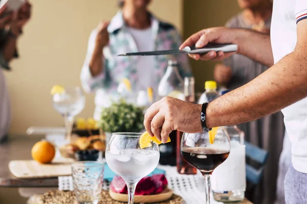 Gente Durante Cena Celebrando Preparando Cócteles Con Ingredientes Limón Vasos — Foto de Stock