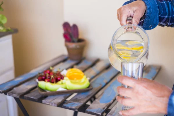 Cubrimiento Con Las Manos Femeninas Ponen Agua Dieta Detox Vaso —  Fotos de Stock