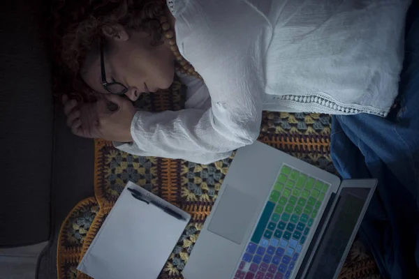Ночная Съемка Ситуация Уставшей Работницей Спящей Дома Диване Открытым Ноутбуком — стоковое фото