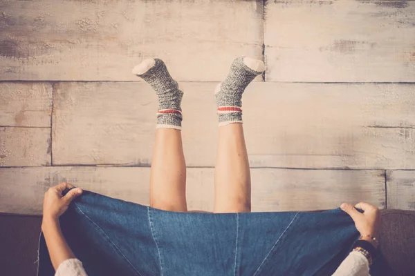 Рідкісний Вид Жінки Ноги Великою Джинсовою Спідницею Вдома Зворотному Положенні — стокове фото