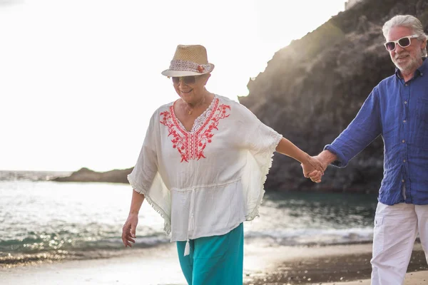 Feliz Pareja Ancianos Riendo Abrazándose Fondo Del Mar — Foto de Stock