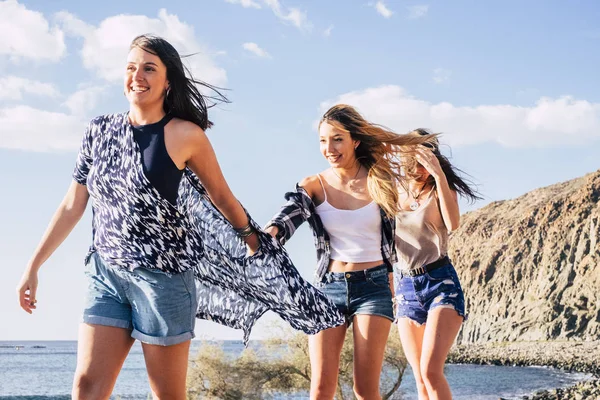 Τρεις Χαρούμενα Νεαρές Γυναίκες Φόντο Μπλε Του Ουρανού — Φωτογραφία Αρχείου