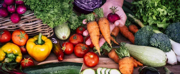 Pöytä Täynnä Tuoreita Vihanneksia Kausiluonteisia Vihanneksia — kuvapankkivalokuva