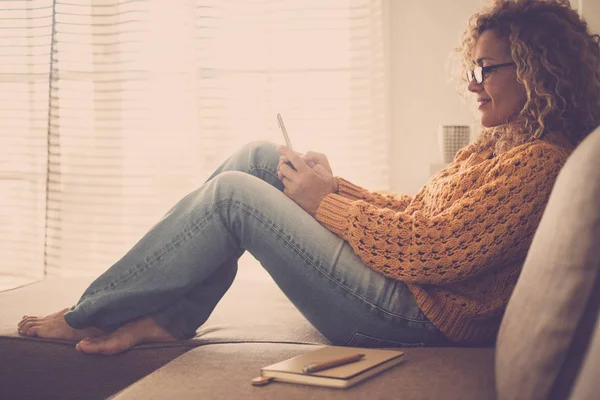 Mulher Casa Usando Smartphone Para Mensagens — Fotografia de Stock