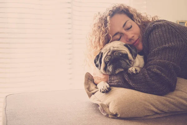 Caucásico Joven Mujer Abrazando Con Perro Pug —  Fotos de Stock