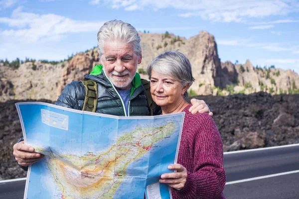 Kaukasisches Seniorehepaar Auf Reisen Den Bergen Mit Einer Alten Landkarte — Stockfoto