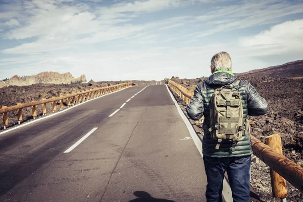 Reifer Rentner Von Hinten Betrachtet Geht Mit Grünem Rucksack Auf — Stockfoto