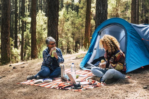 Δύο Γυναίκα Ελεύθερο Κάμπινγκ Τρώει Σάντουιτς Στο Δάσος — Φωτογραφία Αρχείου
